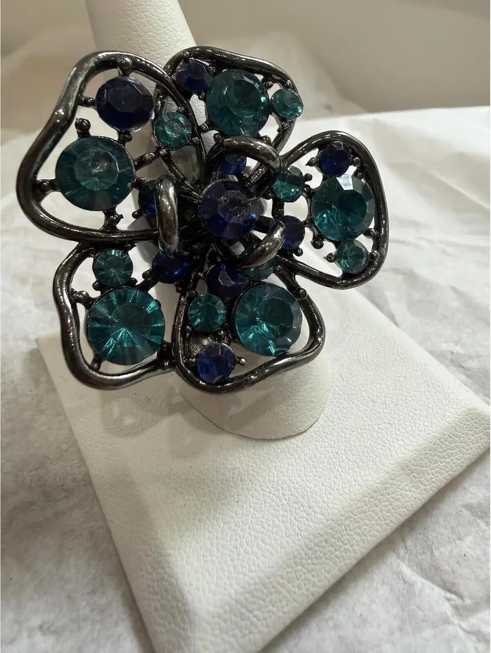 Vintage Style Floral Cocktail Ring with Blue and Teal Rhinestones